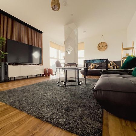 Manchester'S Luxurious 2-Bed Haven With Balcony - Canal Views & Proximity To Manchester United Bagian luar foto