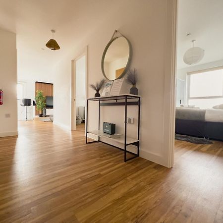 Manchester'S Luxurious 2-Bed Haven With Balcony - Canal Views & Proximity To Manchester United Bagian luar foto