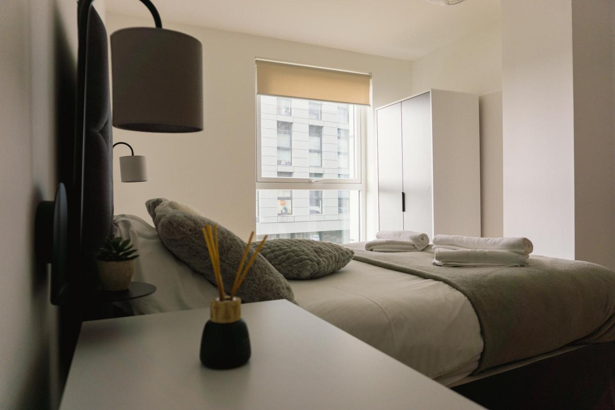 Manchester'S Luxurious 2-Bed Haven With Balcony - Canal Views & Proximity To Manchester United Bagian luar foto