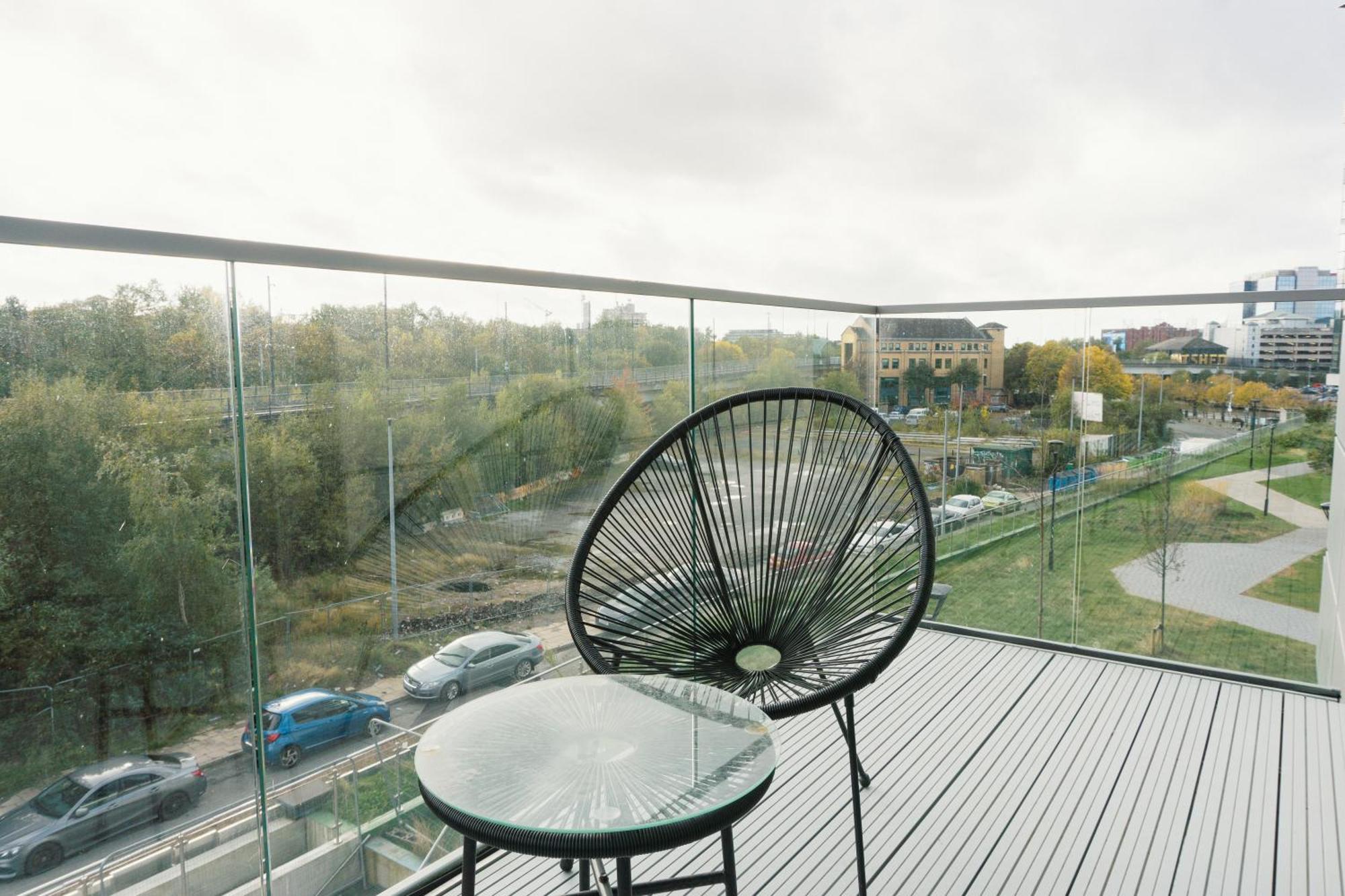 Manchester'S Luxurious 2-Bed Haven With Balcony - Canal Views & Proximity To Manchester United Bagian luar foto
