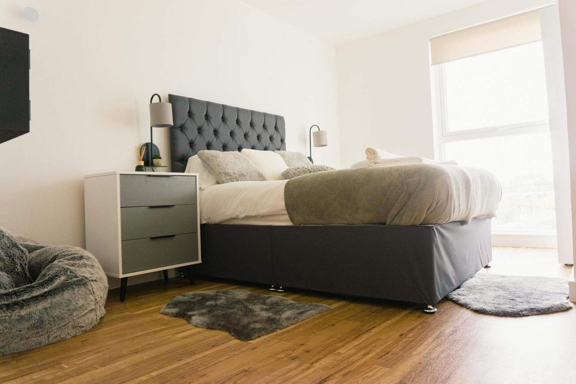 Manchester'S Luxurious 2-Bed Haven With Balcony - Canal Views & Proximity To Manchester United Bagian luar foto
