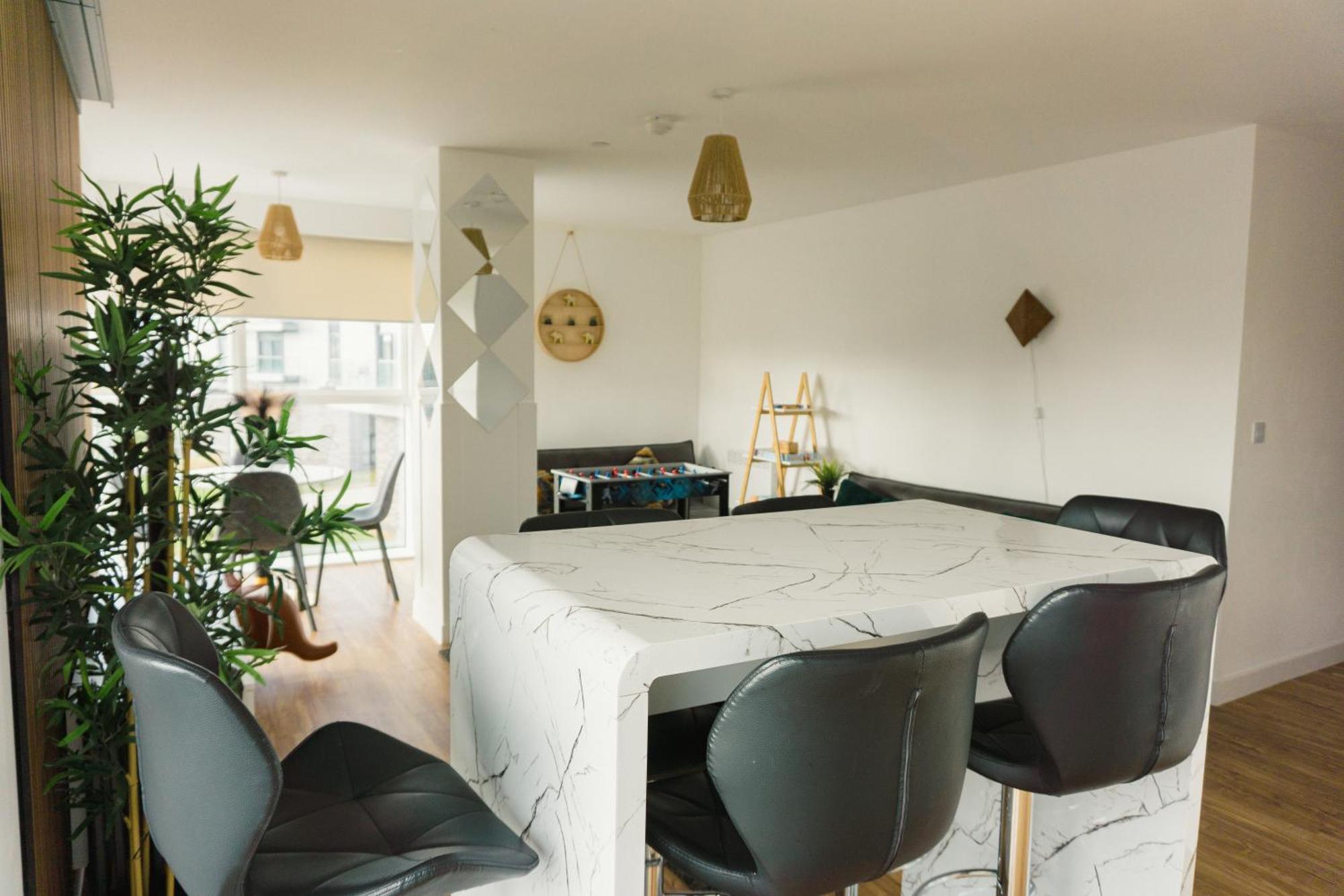 Manchester'S Luxurious 2-Bed Haven With Balcony - Canal Views & Proximity To Manchester United Bagian luar foto