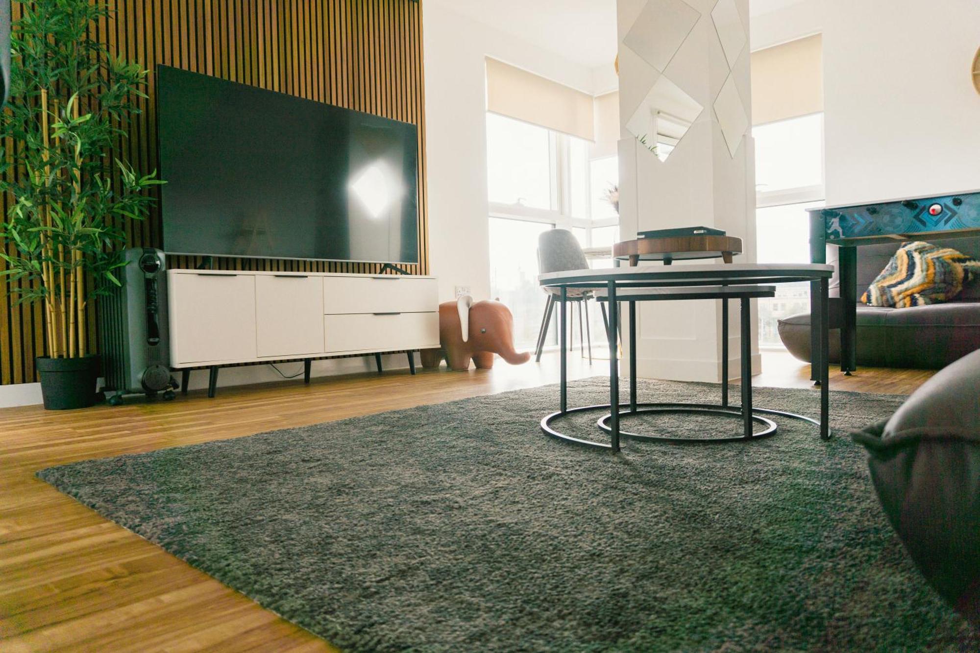 Manchester'S Luxurious 2-Bed Haven With Balcony - Canal Views & Proximity To Manchester United Bagian luar foto