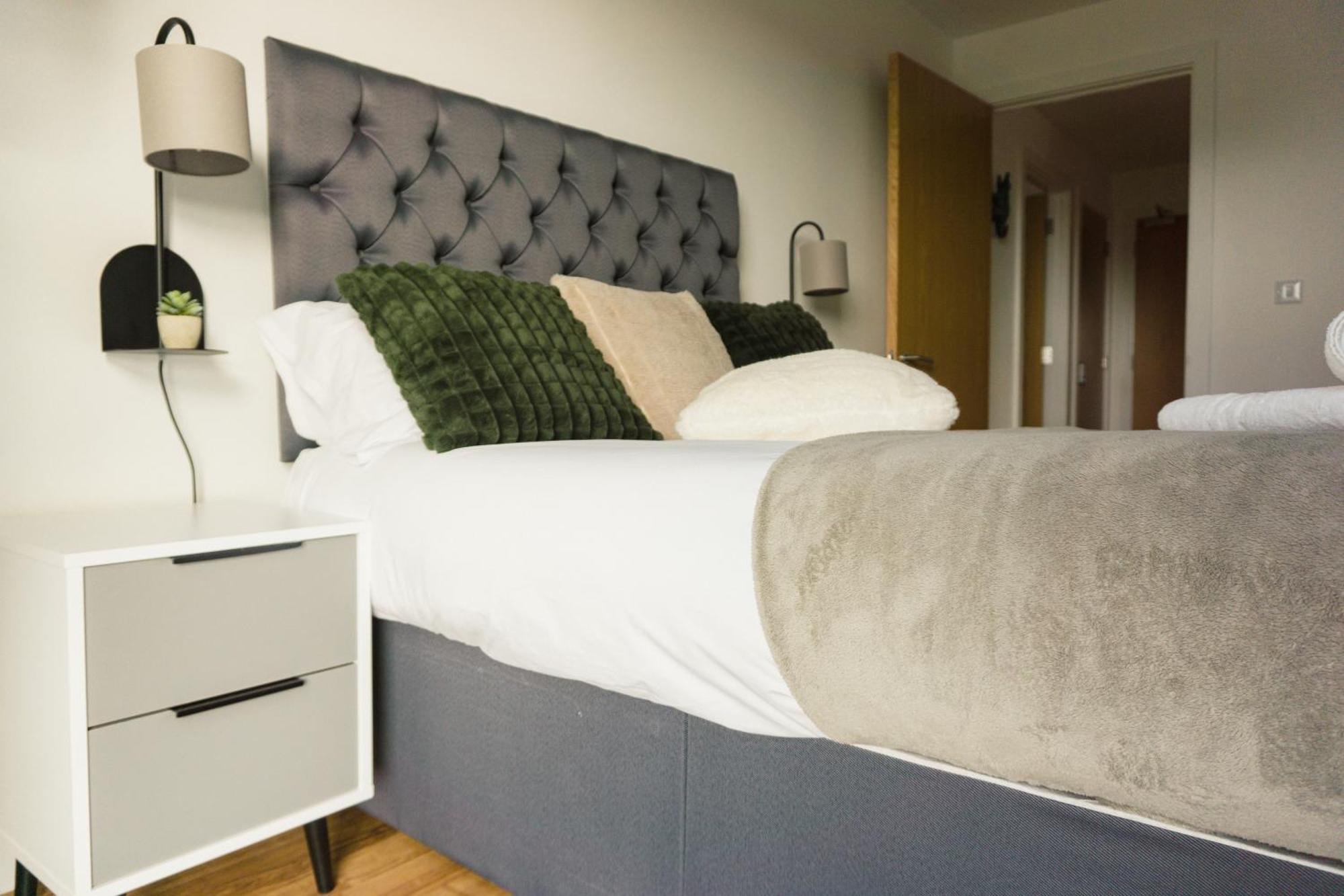 Manchester'S Luxurious 2-Bed Haven With Balcony - Canal Views & Proximity To Manchester United Bagian luar foto
