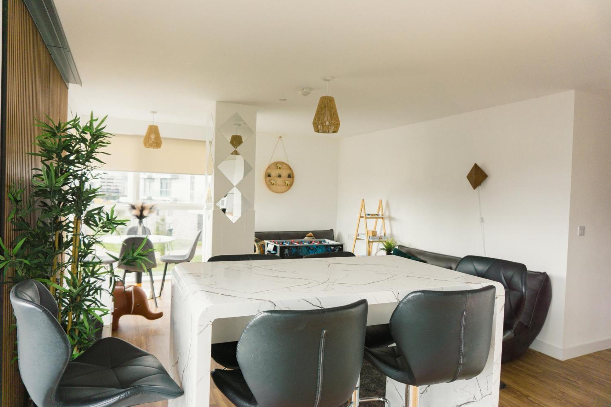 Manchester'S Luxurious 2-Bed Haven With Balcony - Canal Views & Proximity To Manchester United Bagian luar foto