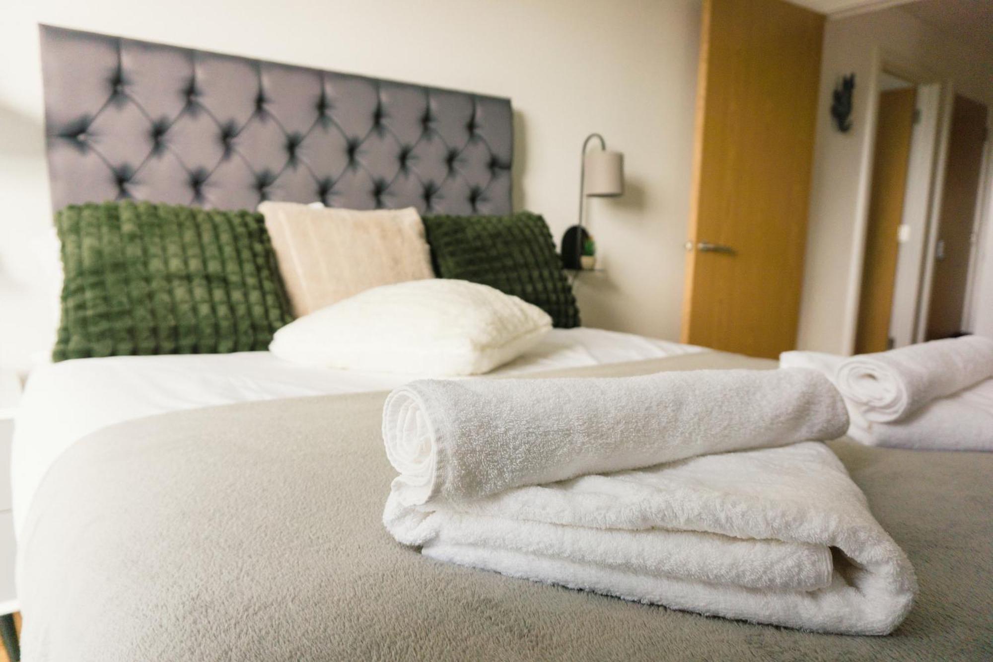 Manchester'S Luxurious 2-Bed Haven With Balcony - Canal Views & Proximity To Manchester United Bagian luar foto
