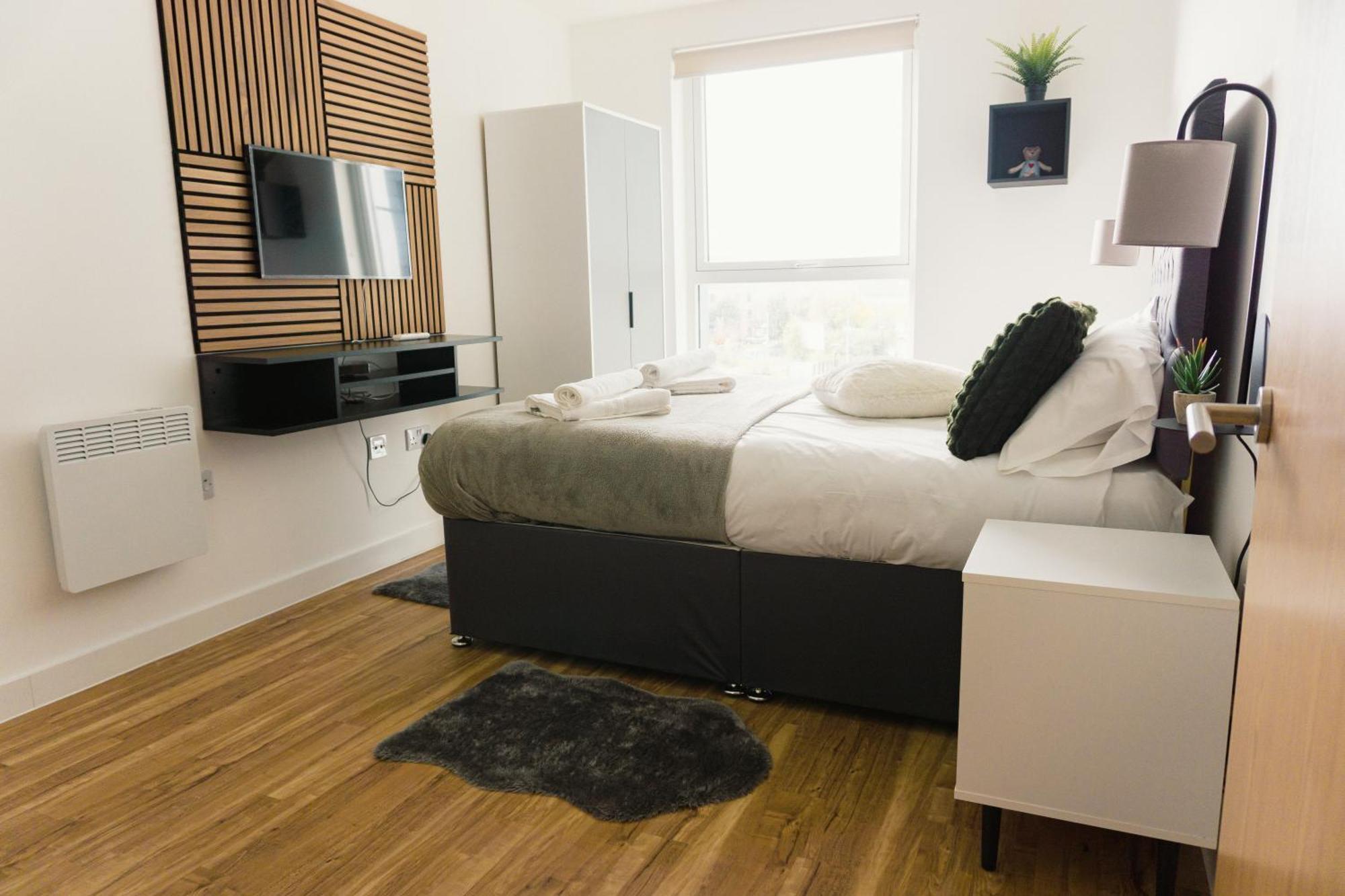 Manchester'S Luxurious 2-Bed Haven With Balcony - Canal Views & Proximity To Manchester United Bagian luar foto