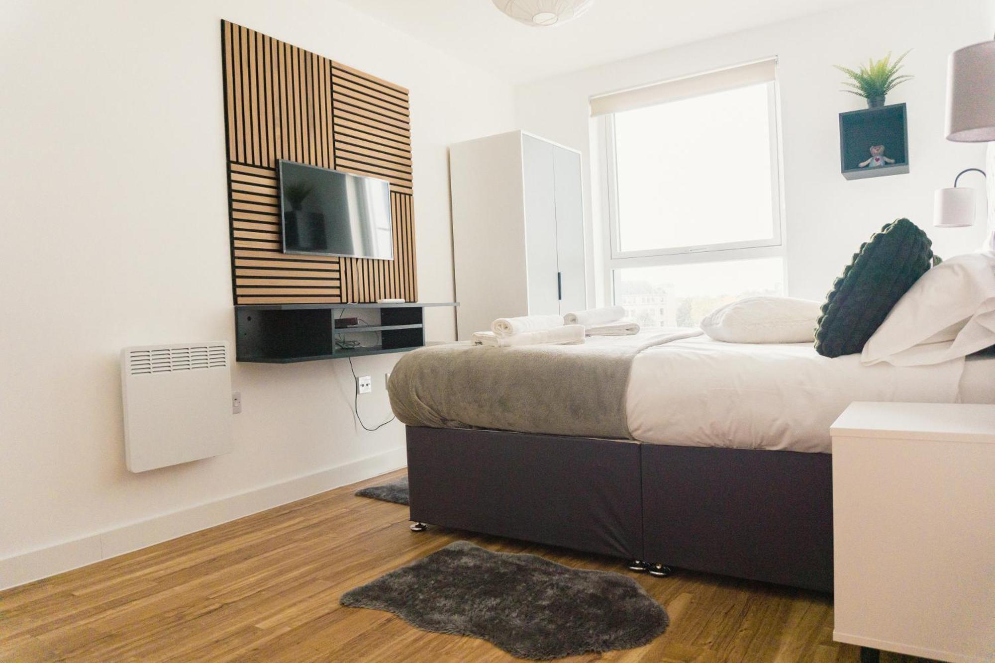 Manchester'S Luxurious 2-Bed Haven With Balcony - Canal Views & Proximity To Manchester United Bagian luar foto