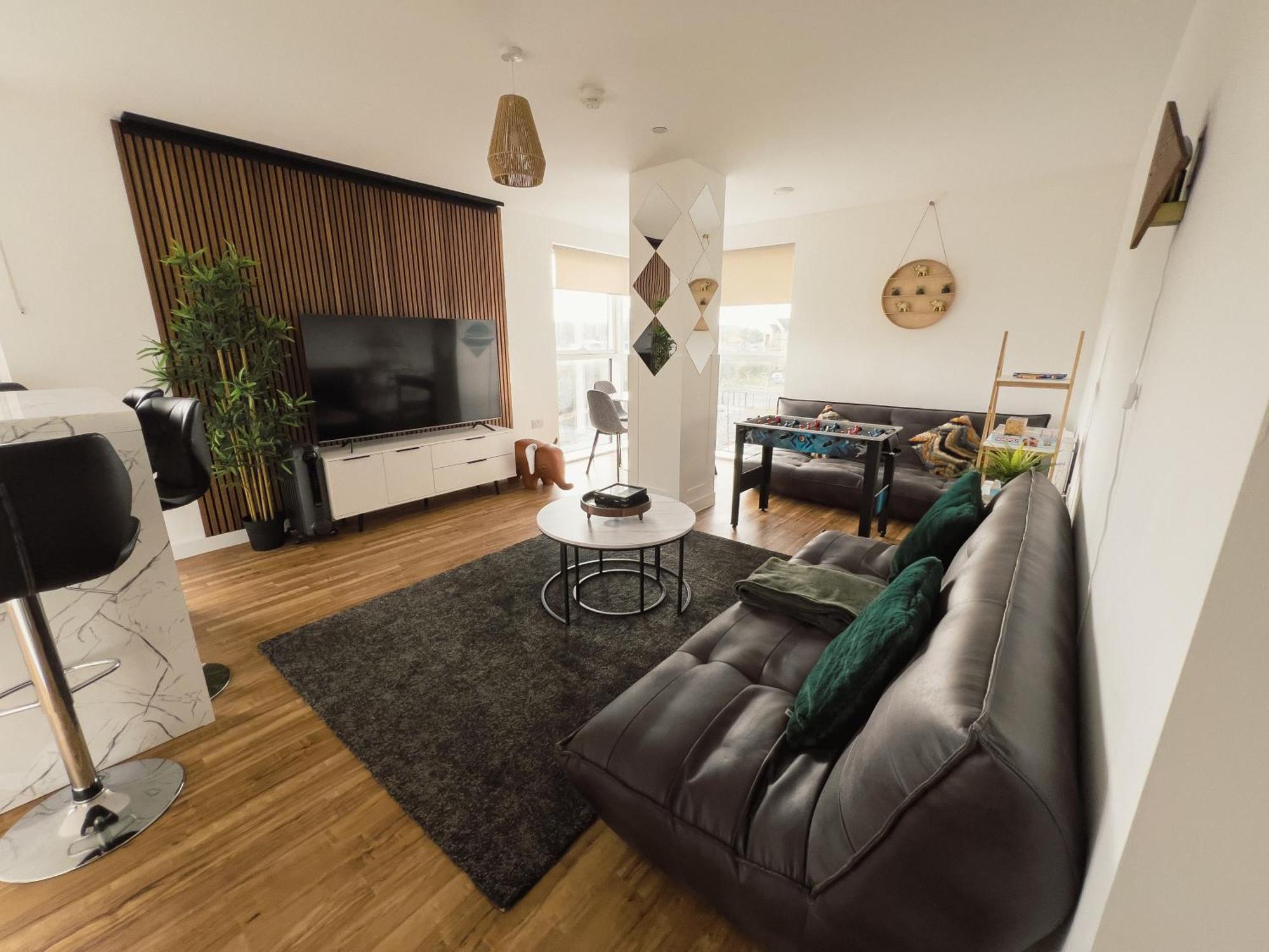 Manchester'S Luxurious 2-Bed Haven With Balcony - Canal Views & Proximity To Manchester United Bagian luar foto