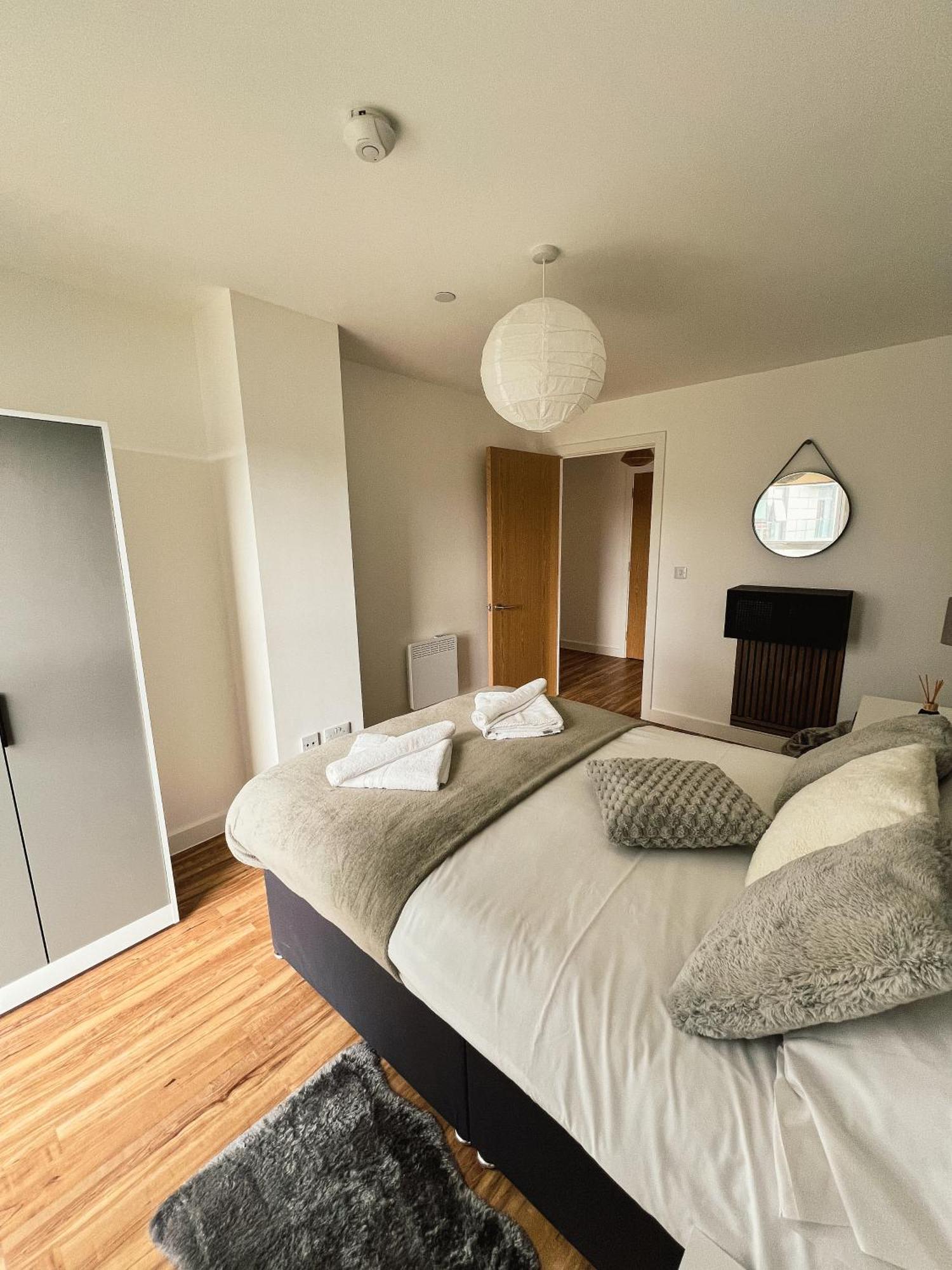 Manchester'S Luxurious 2-Bed Haven With Balcony - Canal Views & Proximity To Manchester United Bagian luar foto
