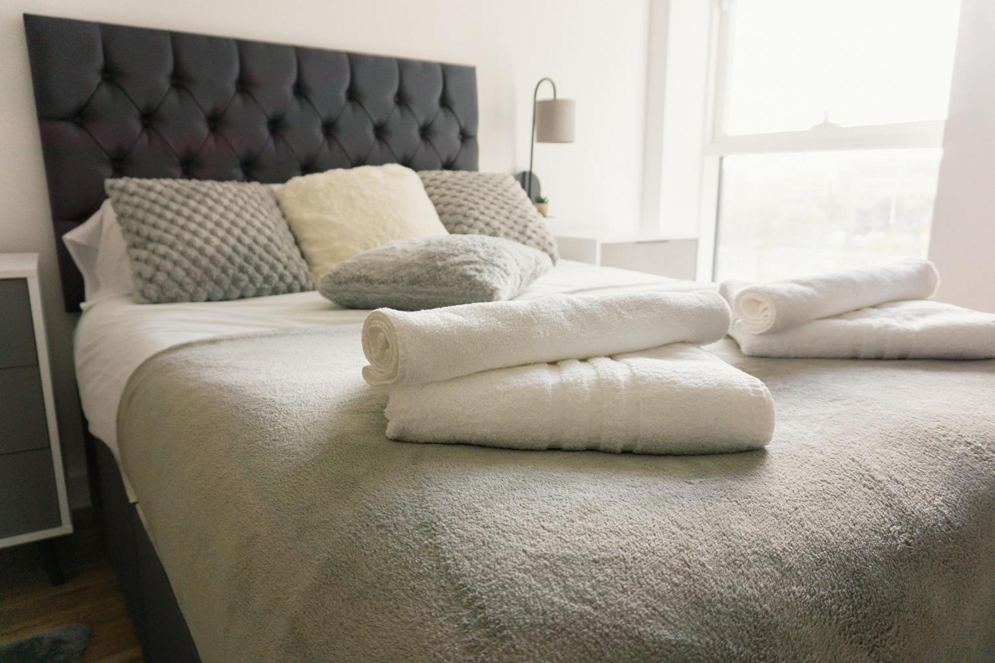 Manchester'S Luxurious 2-Bed Haven With Balcony - Canal Views & Proximity To Manchester United Bagian luar foto