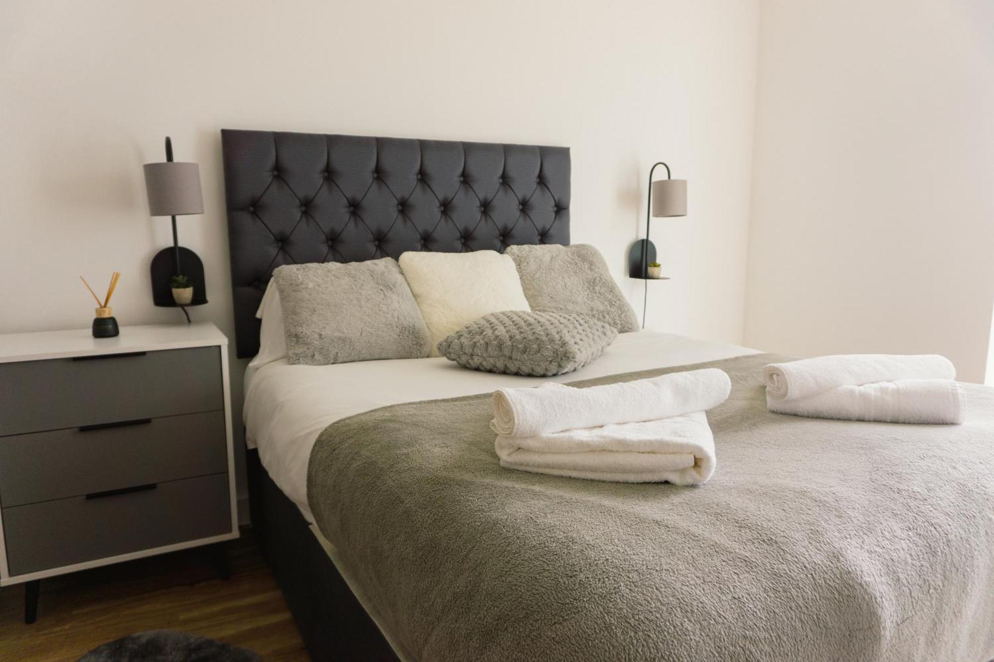 Manchester'S Luxurious 2-Bed Haven With Balcony - Canal Views & Proximity To Manchester United Bagian luar foto
