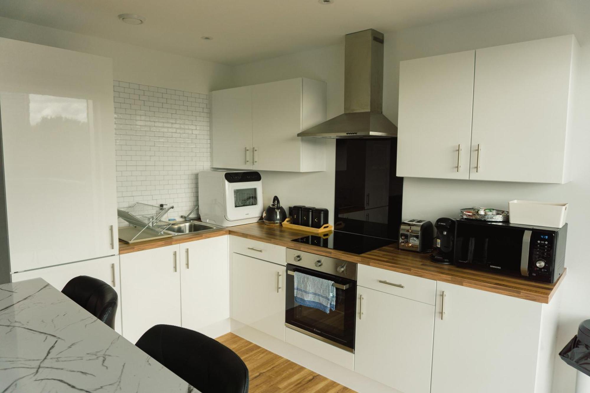 Manchester'S Luxurious 2-Bed Haven With Balcony - Canal Views & Proximity To Manchester United Bagian luar foto