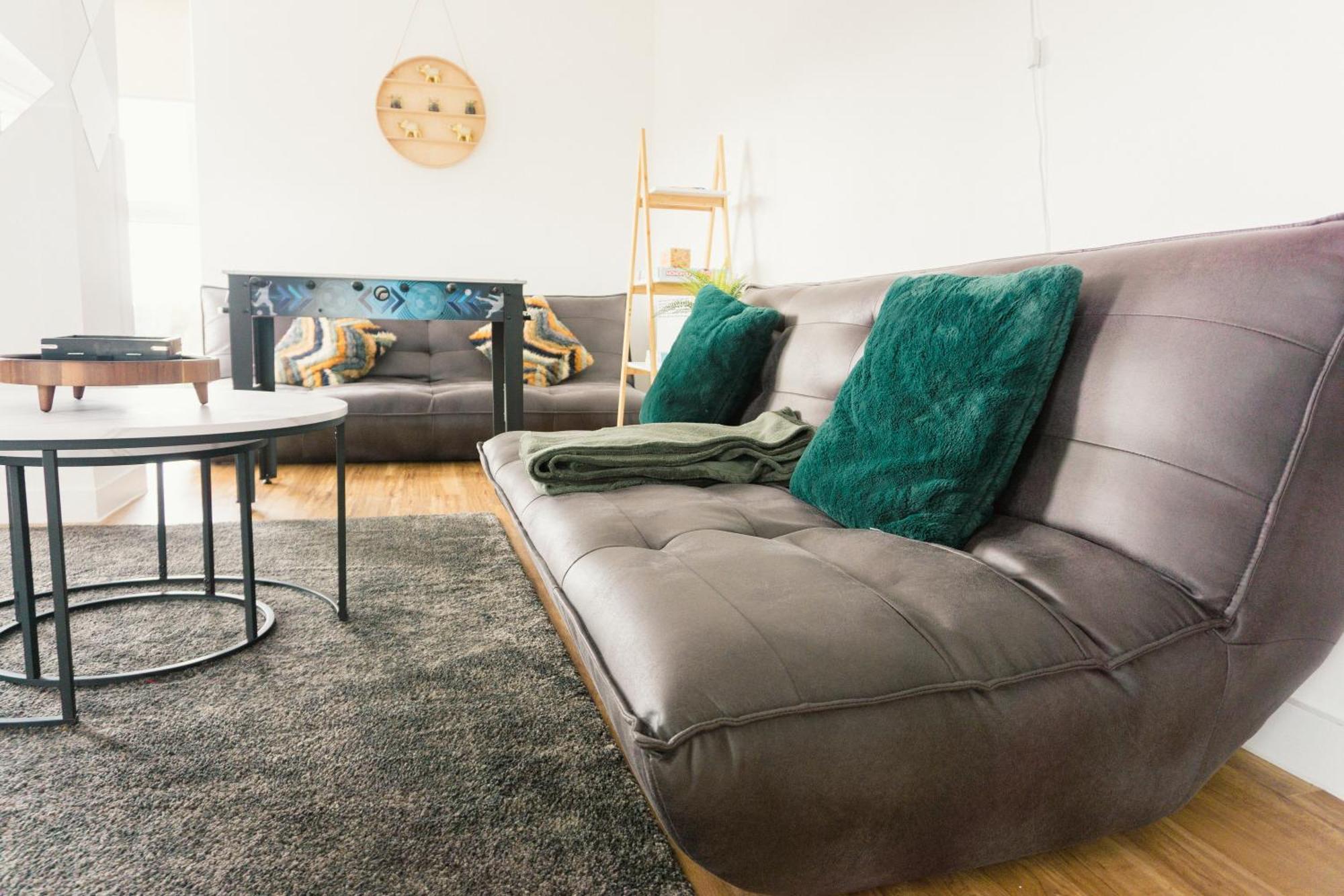 Manchester'S Luxurious 2-Bed Haven With Balcony - Canal Views & Proximity To Manchester United Bagian luar foto
