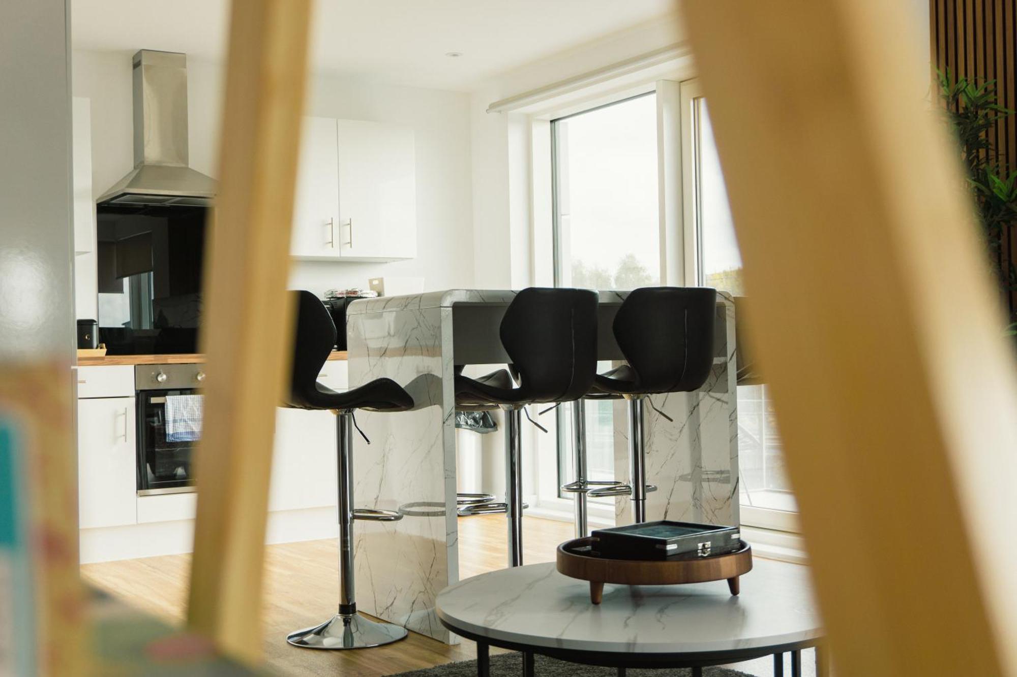 Manchester'S Luxurious 2-Bed Haven With Balcony - Canal Views & Proximity To Manchester United Bagian luar foto