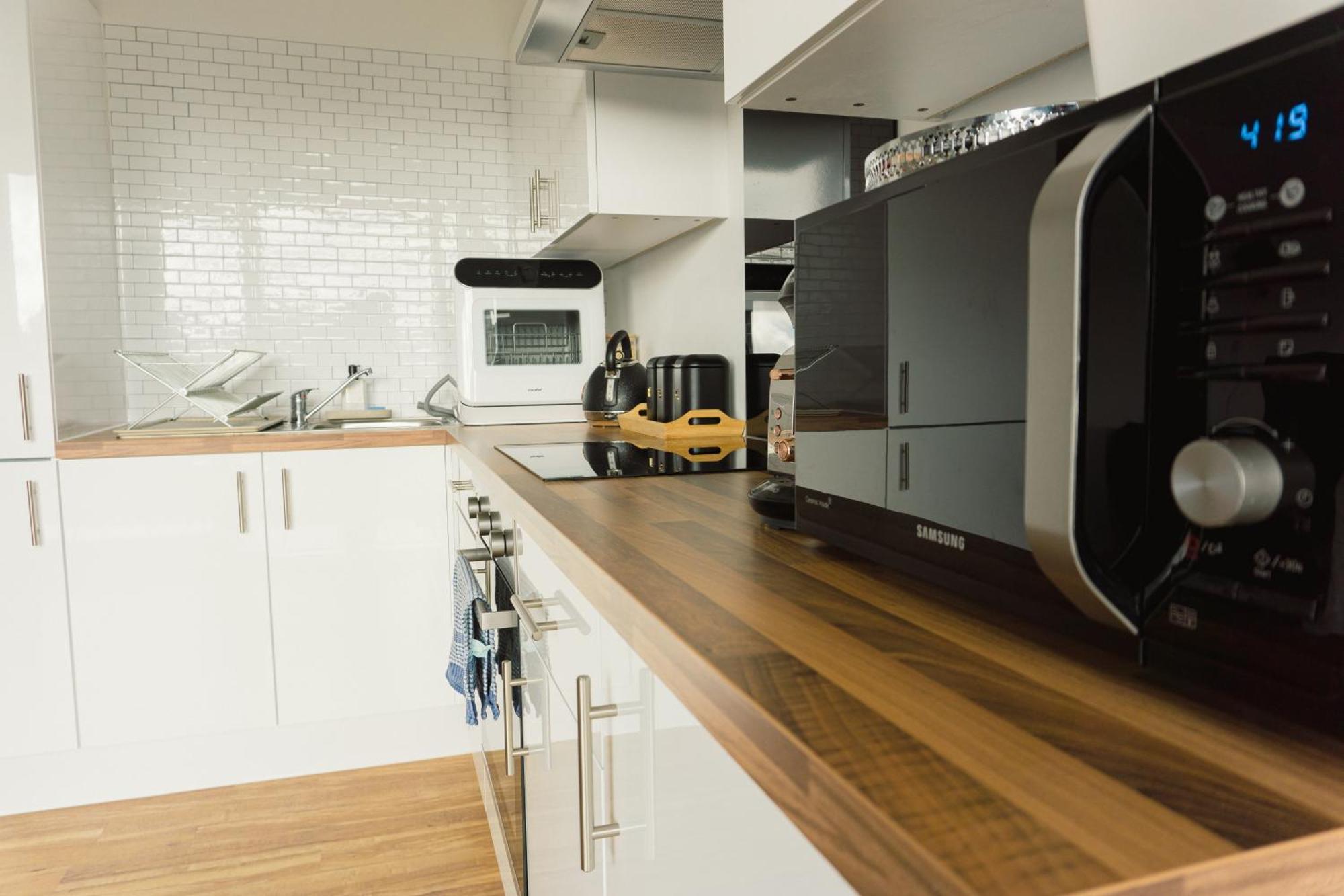 Manchester'S Luxurious 2-Bed Haven With Balcony - Canal Views & Proximity To Manchester United Bagian luar foto