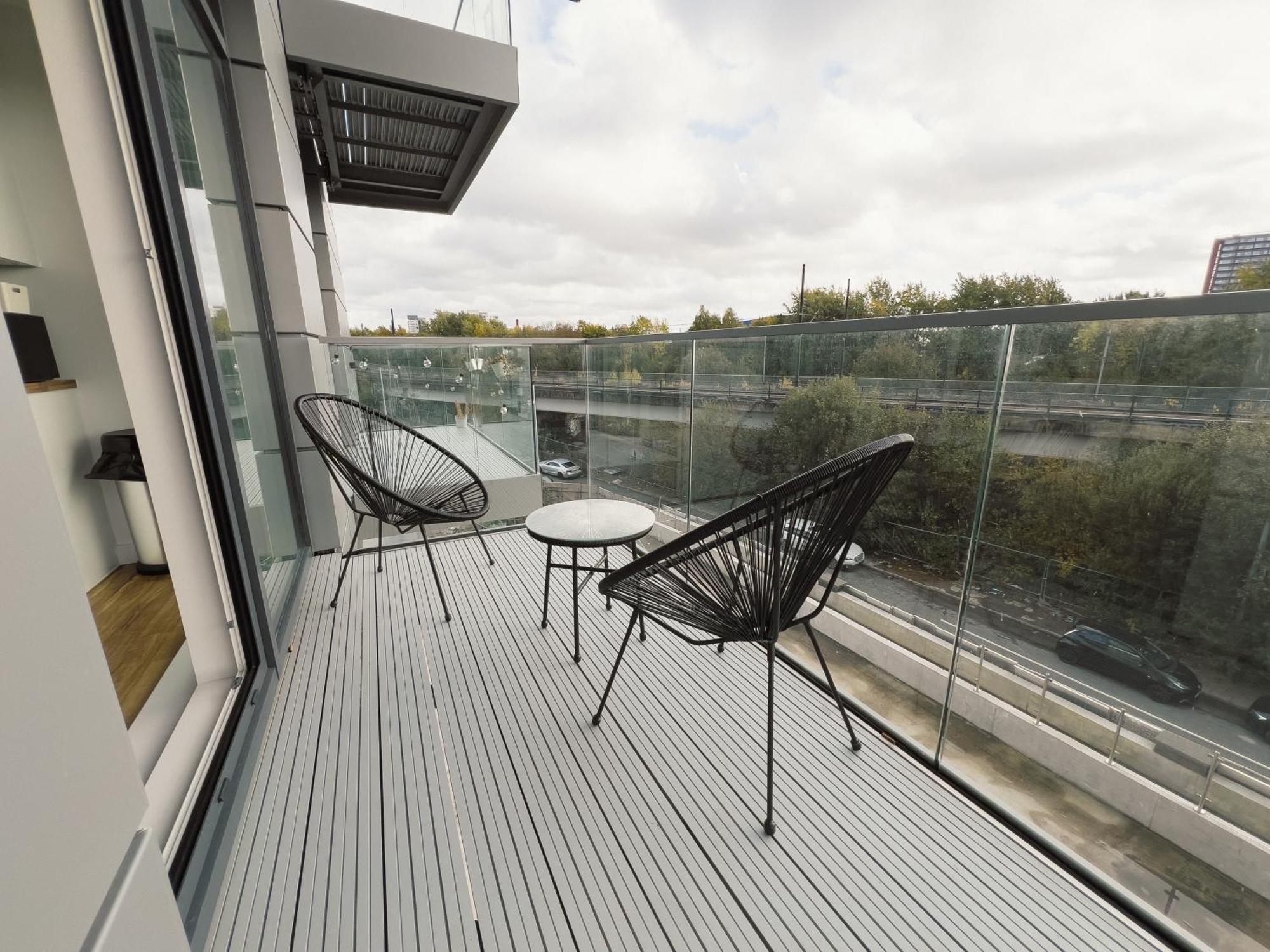 Manchester'S Luxurious 2-Bed Haven With Balcony - Canal Views & Proximity To Manchester United Bagian luar foto