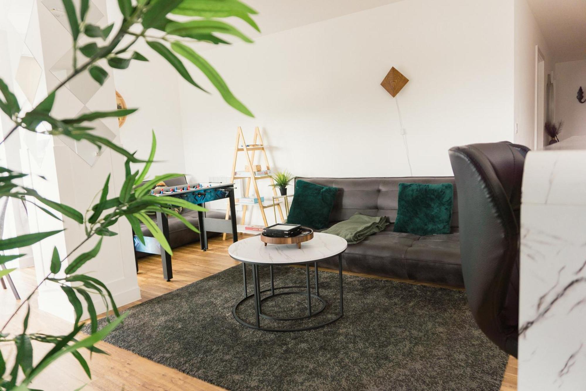 Manchester'S Luxurious 2-Bed Haven With Balcony - Canal Views & Proximity To Manchester United Bagian luar foto