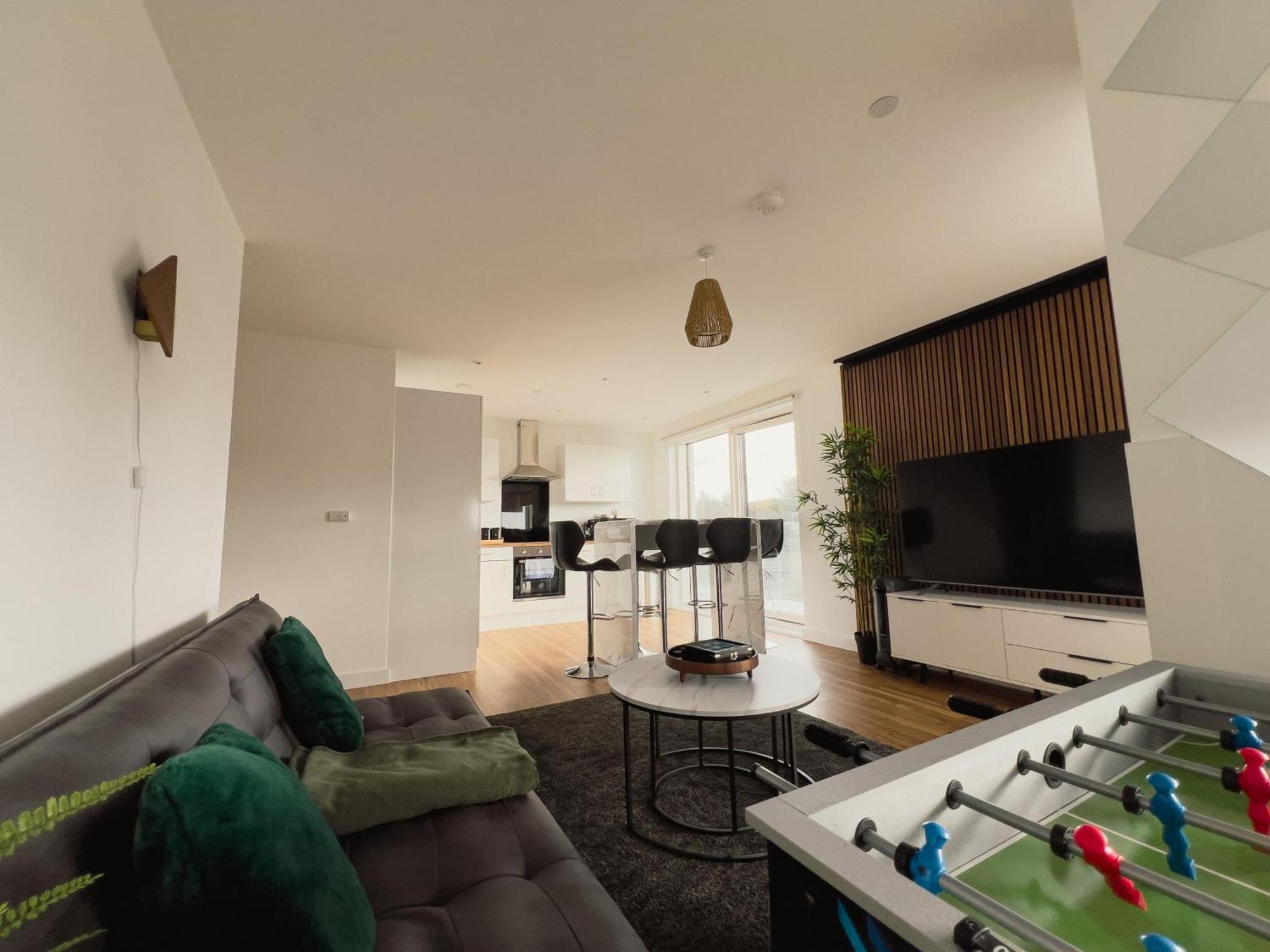 Manchester'S Luxurious 2-Bed Haven With Balcony - Canal Views & Proximity To Manchester United Bagian luar foto